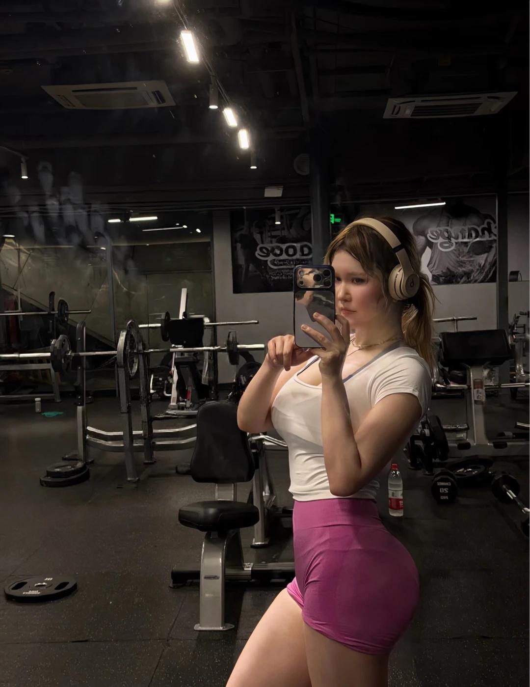 热疯了、来点冷暴力～
gymgirl 其实我热情似火