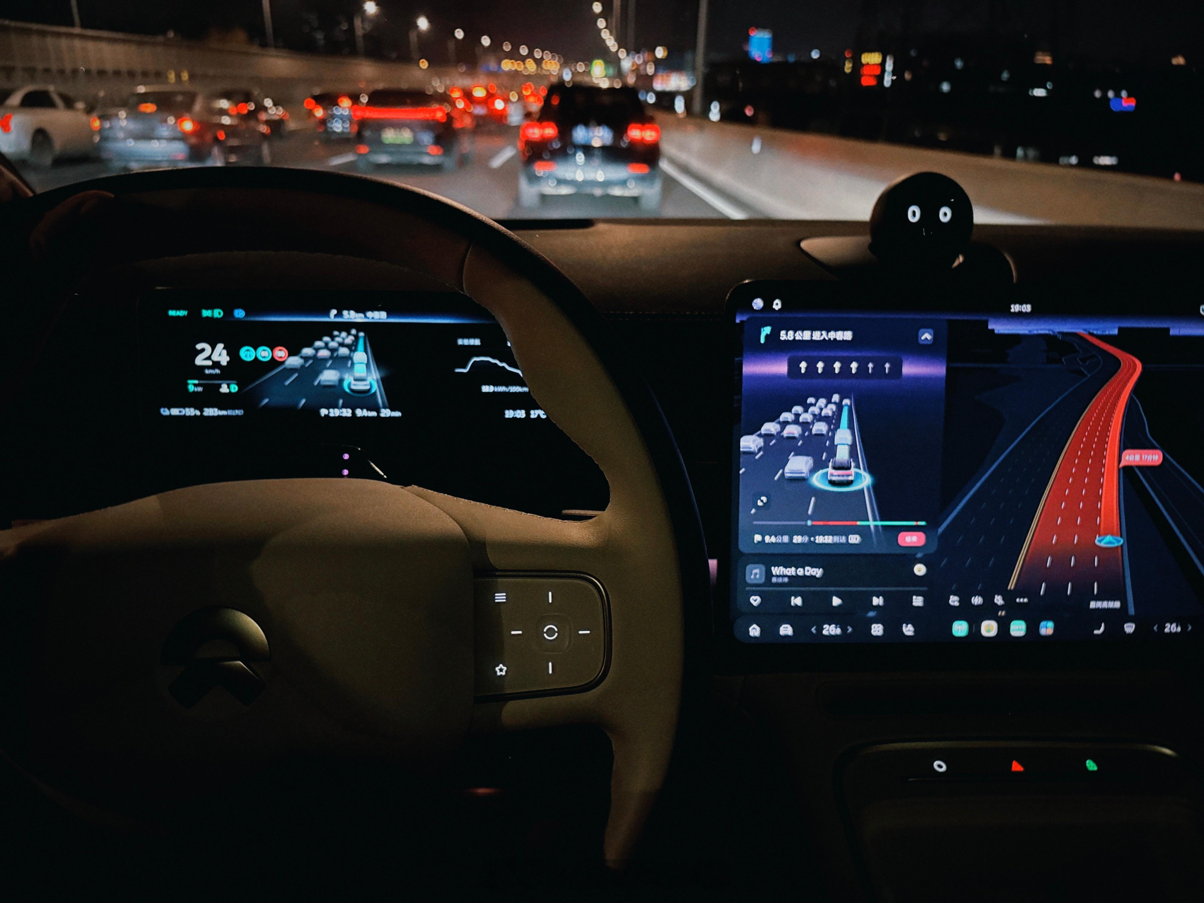 最近在开蔚来ES6，双电机四驱+360kW总功率，4.5秒破百的推背感随叫随到，