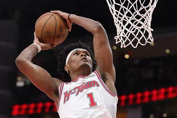 这场打76人，阿门最后一节的表现并不好，看起来身体状况不太理想。因为又打了40+