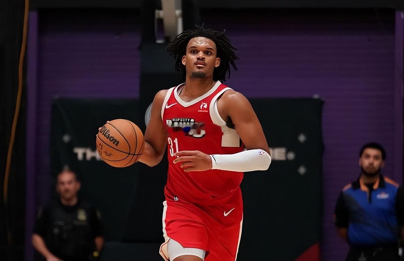 尼克斯用双向合同签下杨瀚森在开拓者二队撕裂城混音的队友狄龙-琼斯。琼斯出生于20