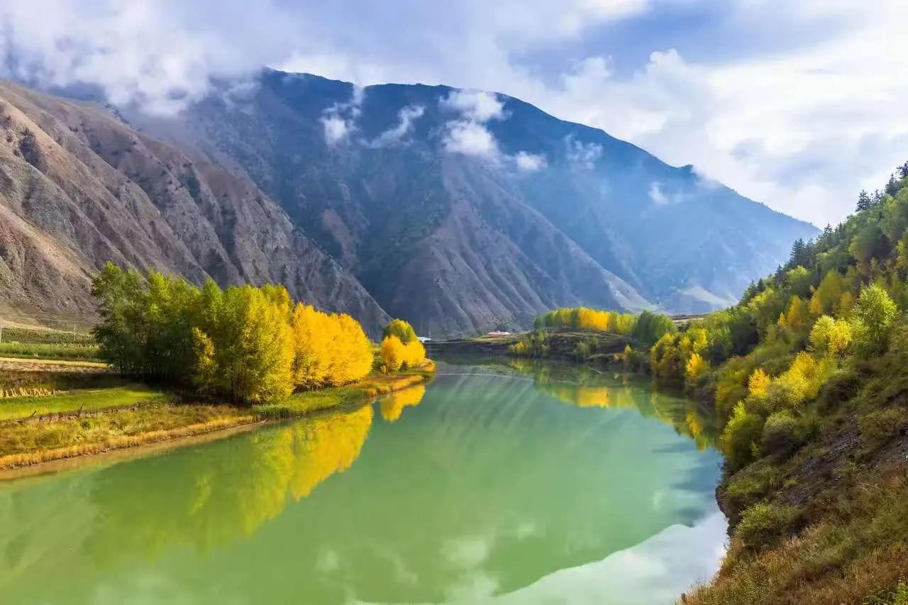 时光淡淡，慢慢听，岁月如歌，浅浅吟。
     人生有几何，岁月风雨多，人生坎坷