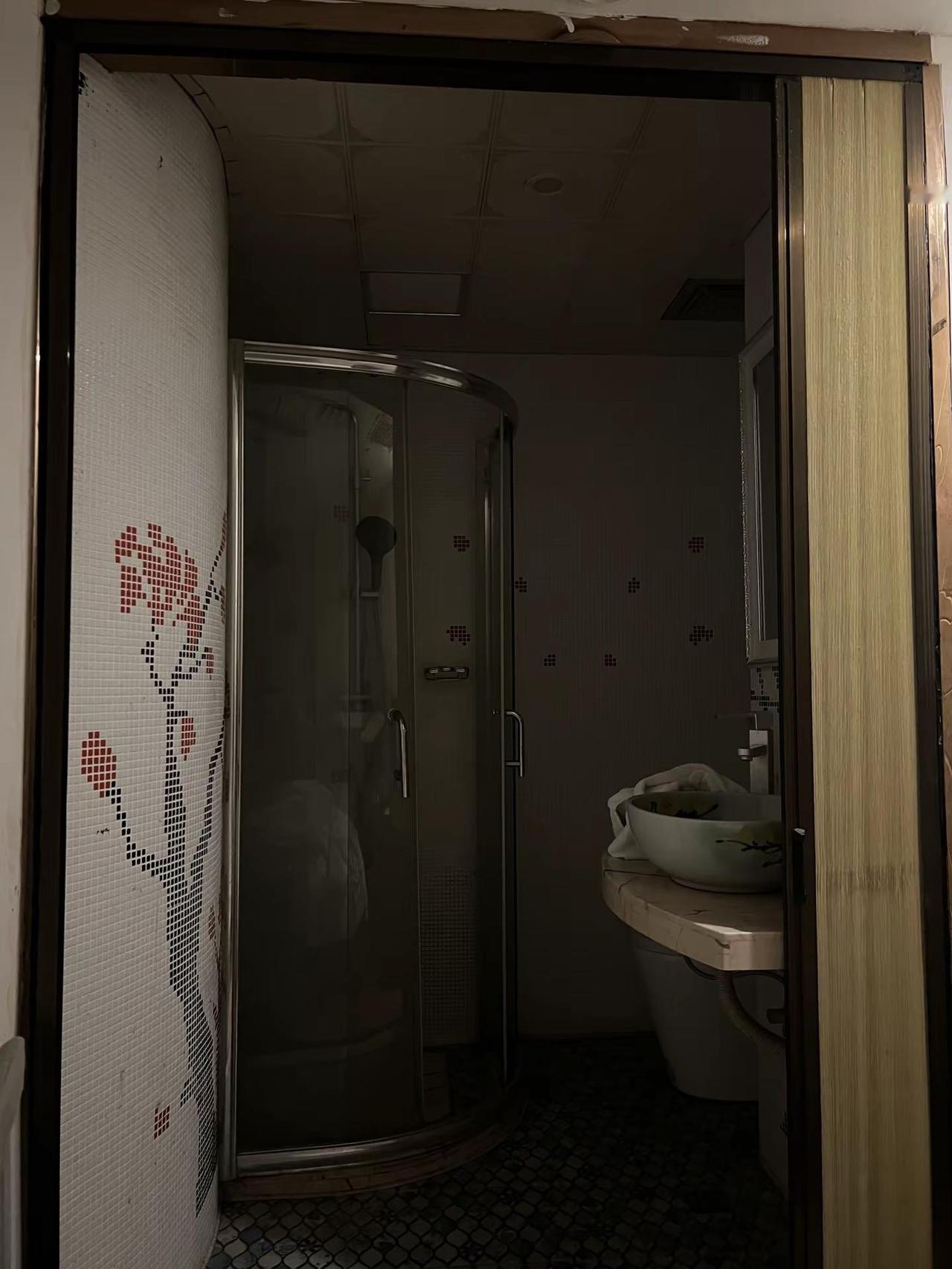 半夜你敢进浴室嘛鬼畜  恐怖
