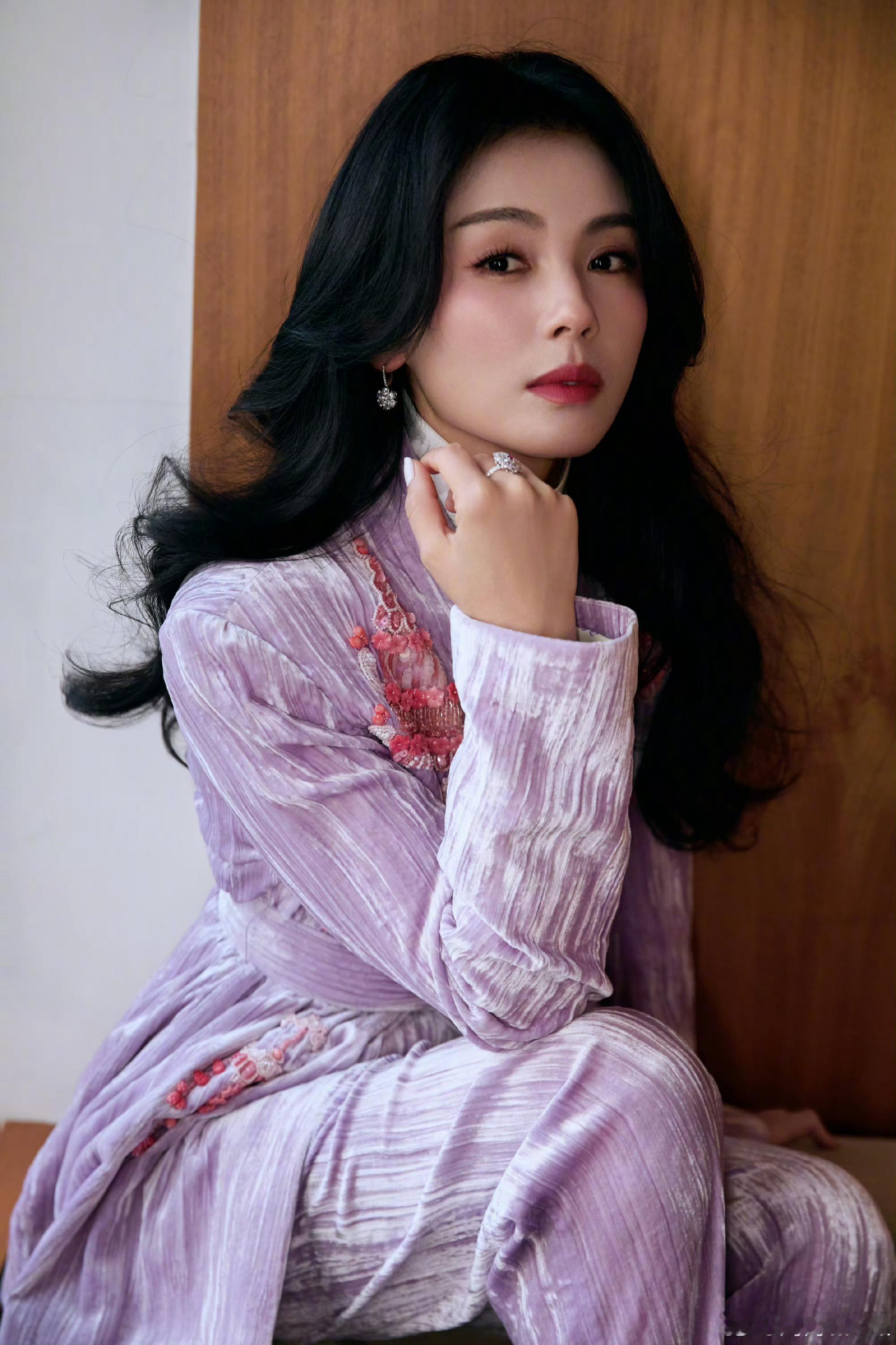 刘涛说大肠包榴莲香极了众人对待这款奇特美食看法各不相同，刘涛直言味道十分香醇，可