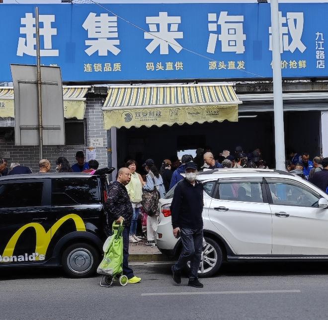 其实，人家的名号是<赶集来海叔>，是一家连锁店，码头直供，源头直发。
在车上就看