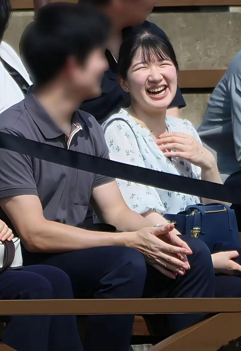 日本爱子内亲王和疑似男友被曝光谈恋爱，男友身高很高。 