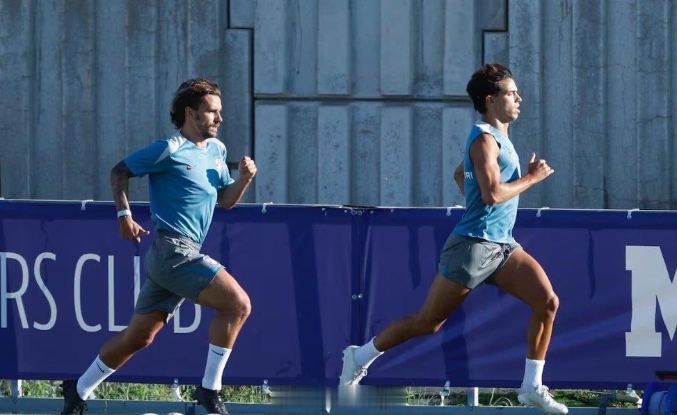 AS:菲利克斯在主力训练阵容中担任左中场，表现出色，队友和球迷为他鼓掌。西蒙尼也