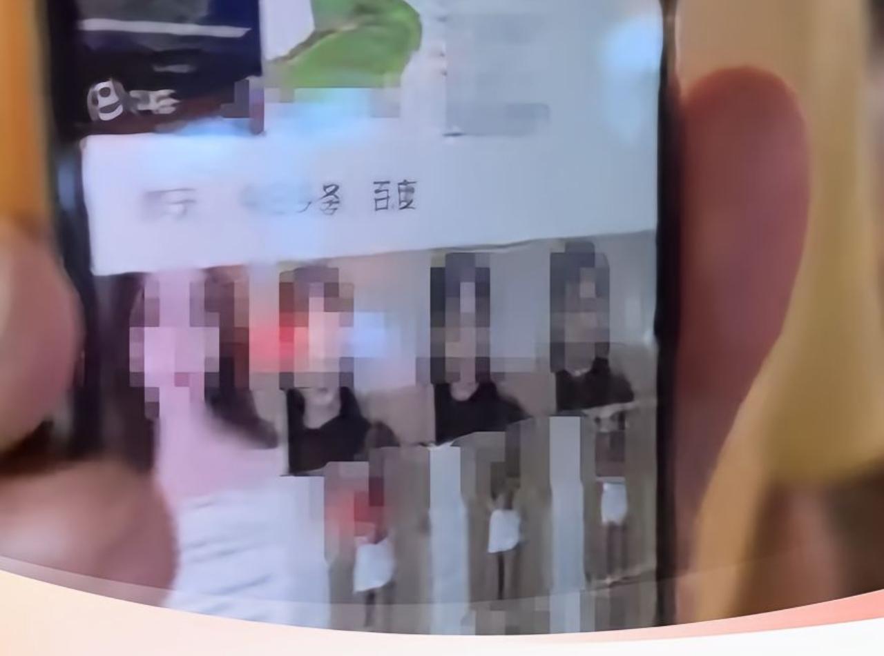 山西太原，两名女大学生穿短裙逛街，发现一男子举着手机尾随偷拍。不一会儿，旁边情侣