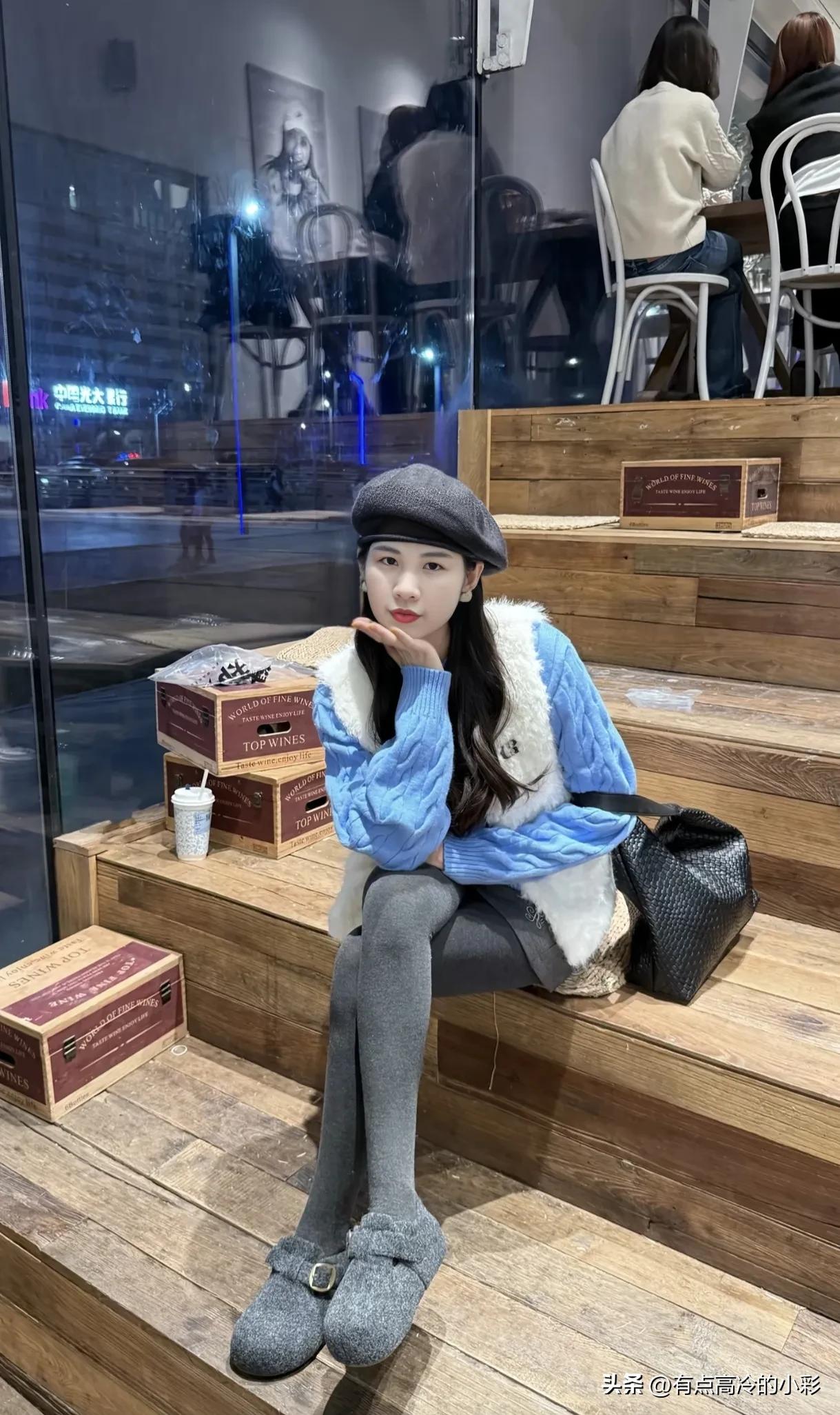 午后的城市总是带着一丝慵懒的温柔，我坐在街边咖啡店的木阶上，任由阳光透过玻璃窗洒