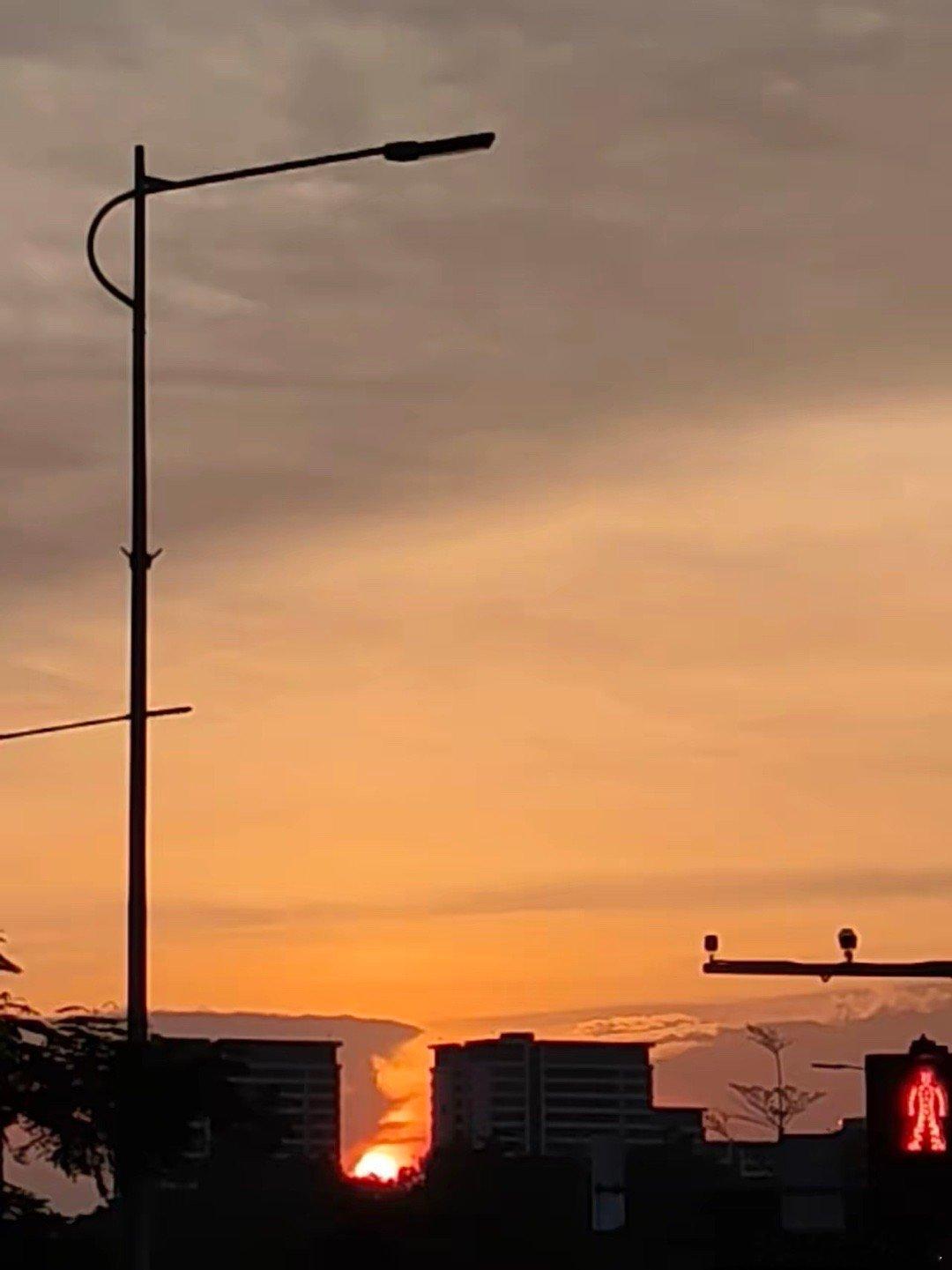基本可以判断，服务器端的AI硬件板块，已经见顶了，后面即使再有行情，也大概率只是