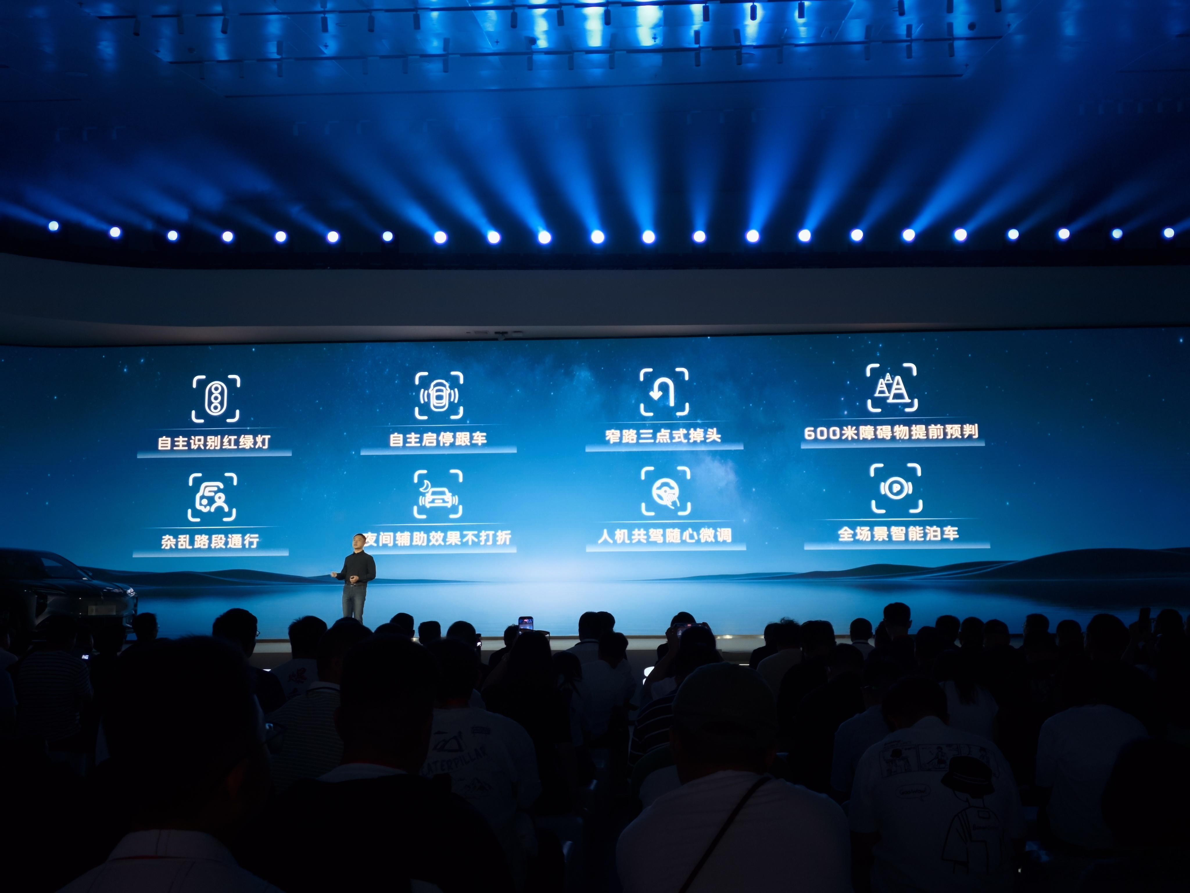 红旗和卓驭共同研发的司南智驾，今天下午已经体验过了，整体体验还是不错的，加速减速