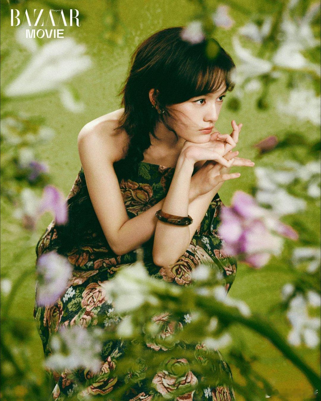 裙角扬起的弧度，是春末最后的倔强。指尖拈花，像握住整个五月的流光。青春是场盛大绽