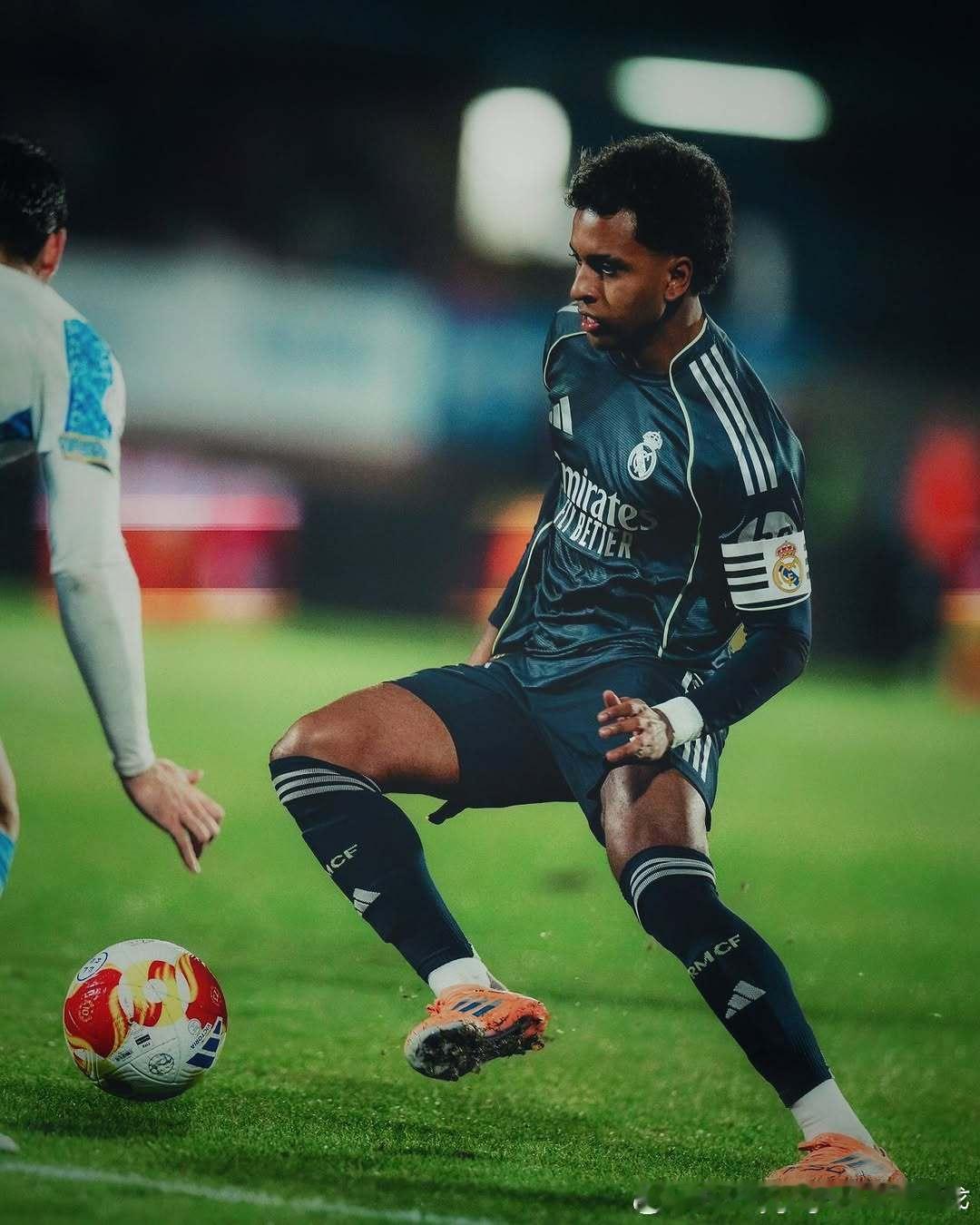 2025年皇家马德里助攻榜：1. 威尼修斯（15次）2. 居莱尔 & 裘德·贝林