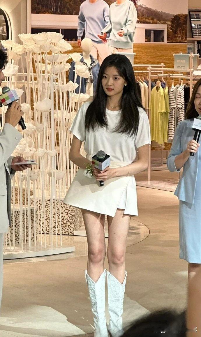 天哪！不愧是女明星，人群中一眼看到她。孙千这腿是真美呀 