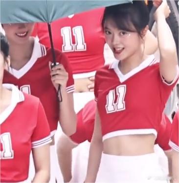 #赵今麦篮球宝贝造型##赵今麦元气露腰装# ​​​赵今麦的元气露腰装，展现出她的