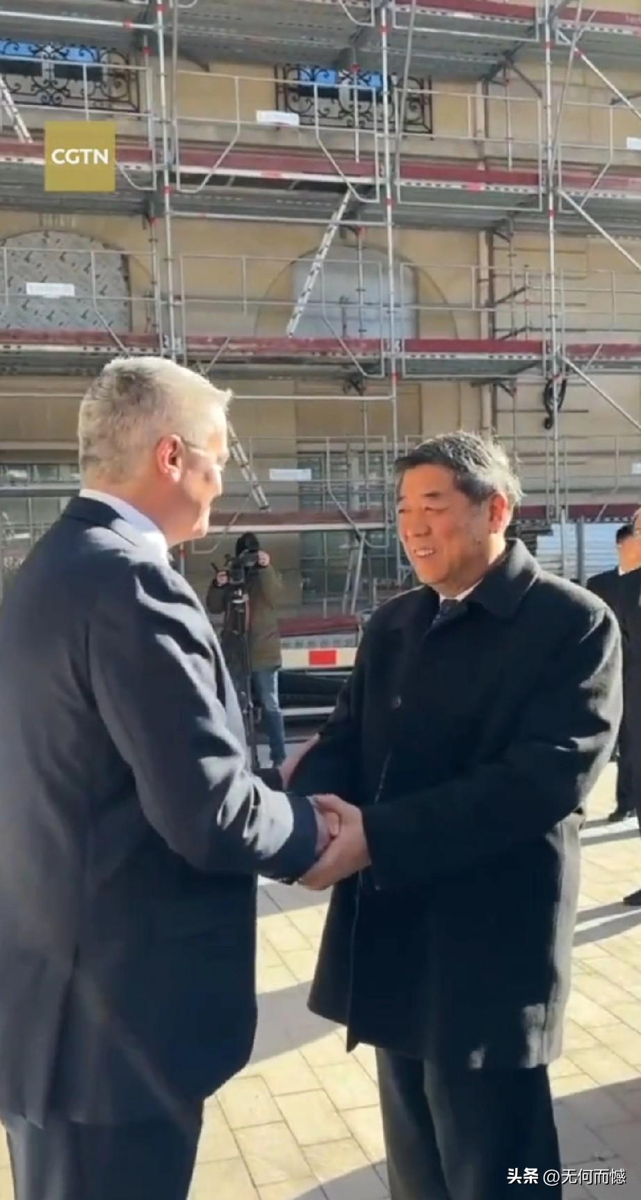 这趟中美巴黎会谈，活脱脱像一场超长续航版商务茶话会，从上午10点多聊到深夜，足足