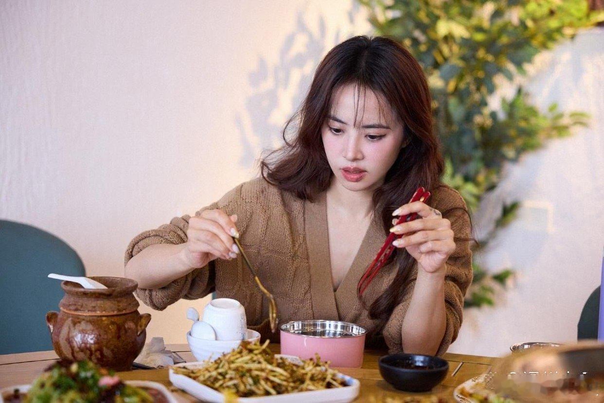 发现天后的一个小秘密，原来蔡依林不怎么会拿筷子。 ​​​