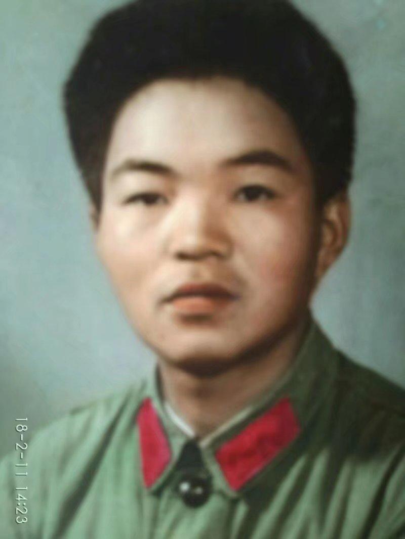 看着这张1973年3月退伍时的照片，思绪一下子就飘远了。4年的军旅生涯，那是一段