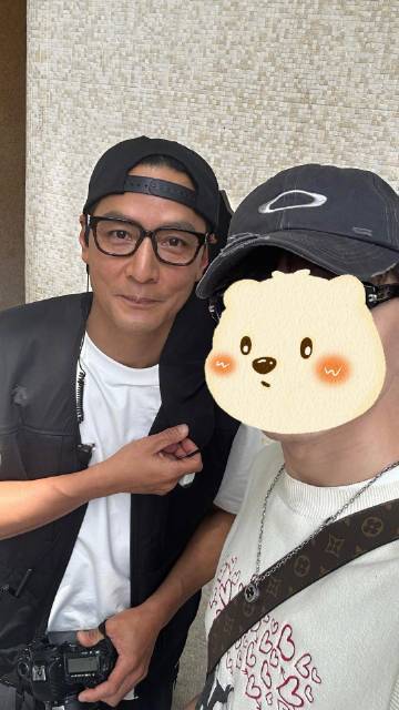 吴彦祖上海路人偶遇吴彦祖状态真好 全上海都在偶遇！阿祖黑色马甲白短袖搭配黑帽子，