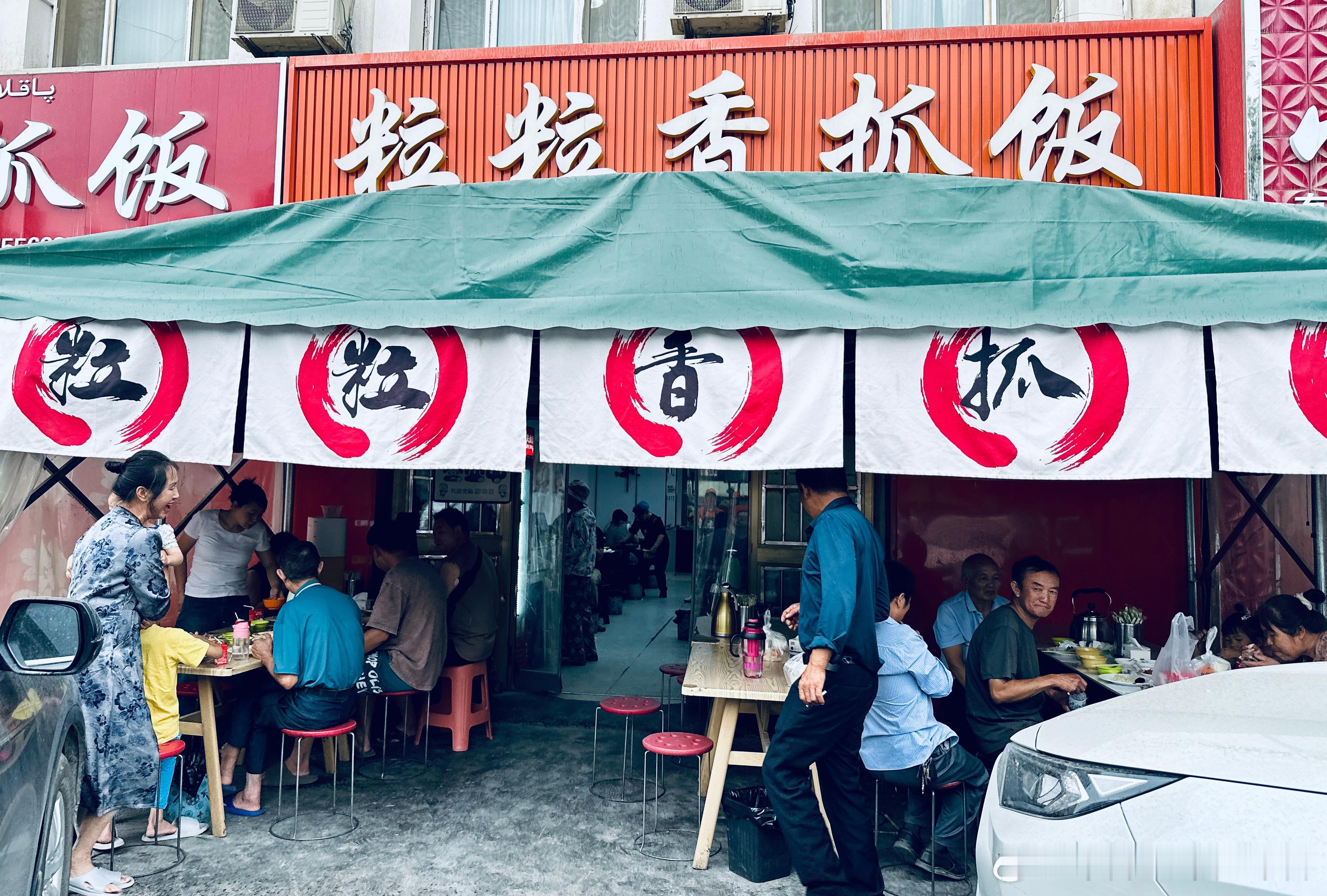 来到阿克苏第一顿必须手抓饭，这家是阿克苏排名第一的手抓饭，羊里脊啃起来也太好吃了