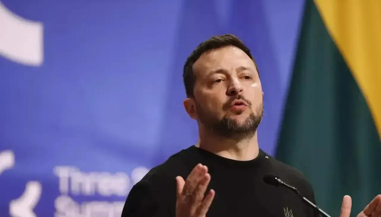 戏剧的帷幕缓缓降下，是时候展现真正的策略智慧了！

就在前日，泽连斯基发表了震撼