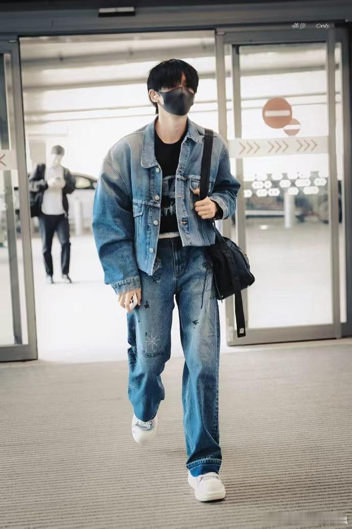 余宇涵牛仔套装机场路透 余宇涵牛仔套装机场路透，出发录制一路繁花2啦，期待新节目