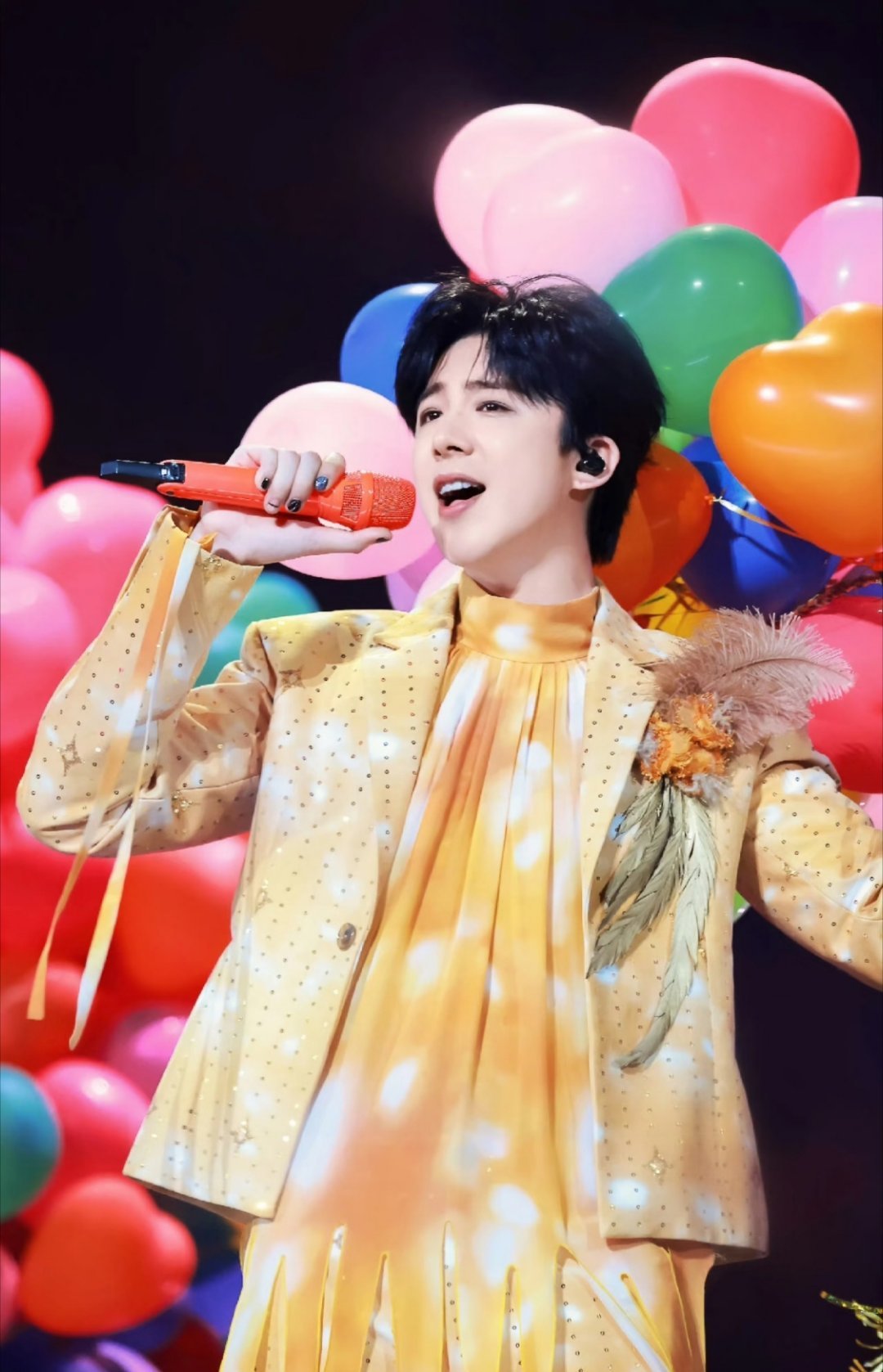 说实话，刘宇宁的声音真是一绝。听他的歌，不用看歌词就能听出画面感，那种沙沙的质感