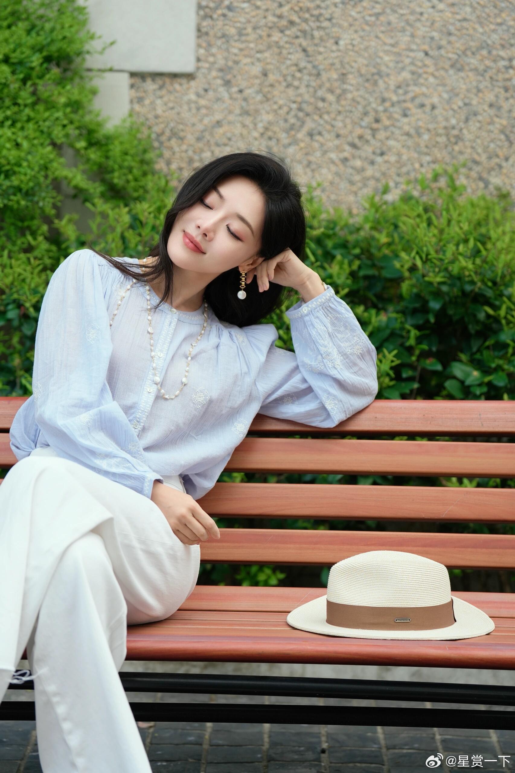 邓家佳蓝白松弛感💙🤍 