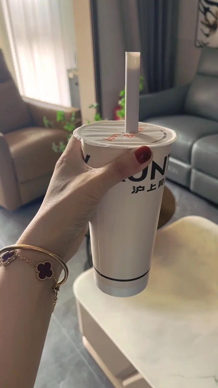 秋天的第一杯奶茶已收到🥤，谢谢俺家大龙，百忙之中还想着我们，有心了👍