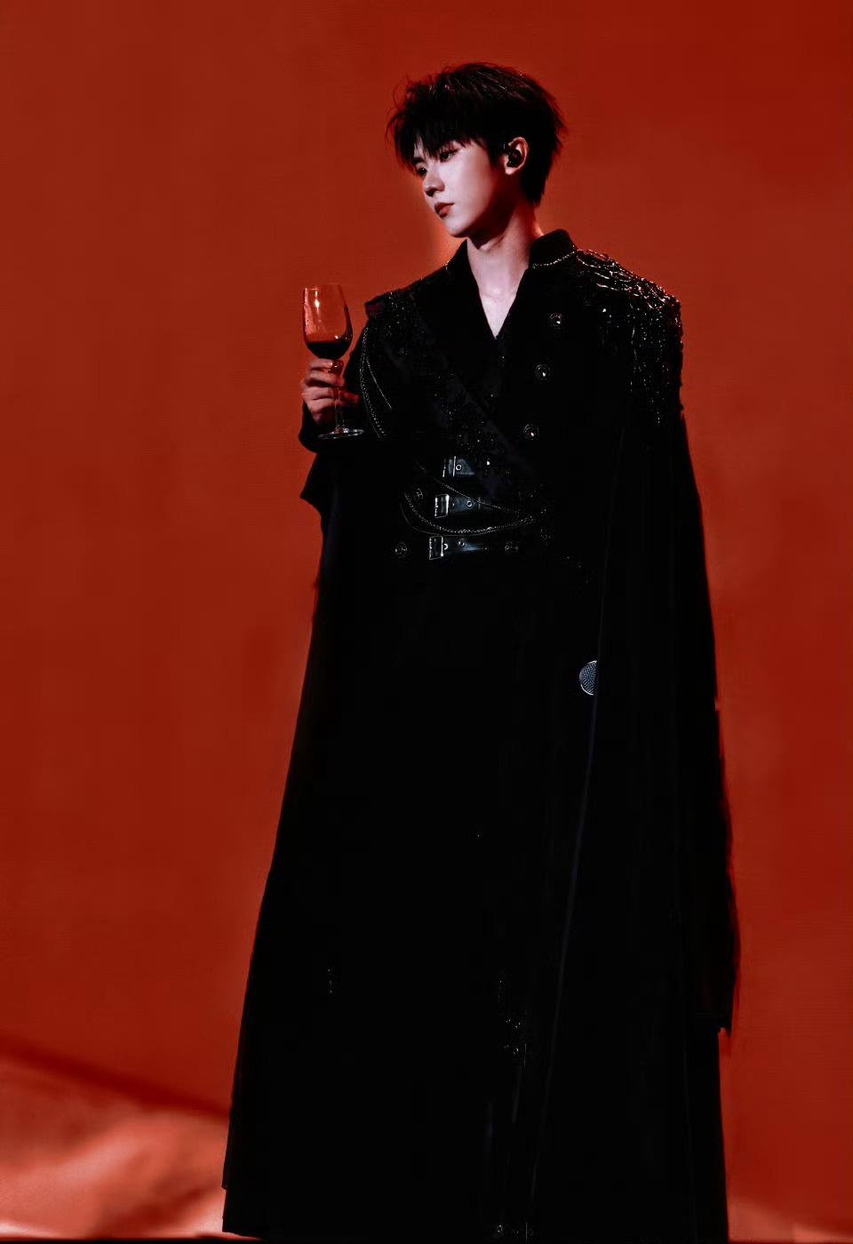 马嘉祺
马嘉祺吸血鬼造型很邪魅 
@时代少年团队长-马嘉祺 
马嘉祺夜访吸血鬼新