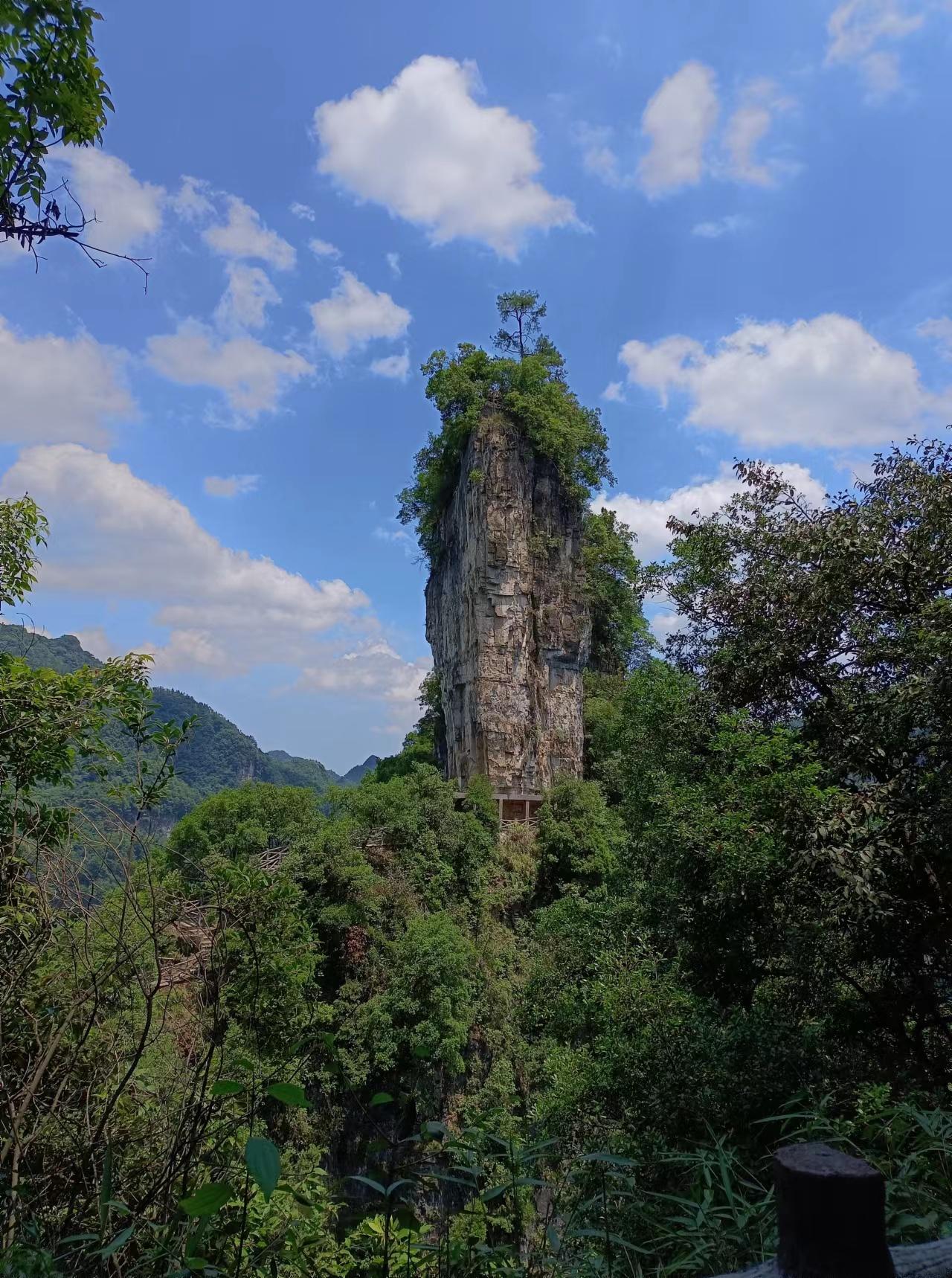 走遍大地神州，最美多彩贵州，我的家乡贵州省大方县正在举办万人铬锅宴，我在安徽省芜