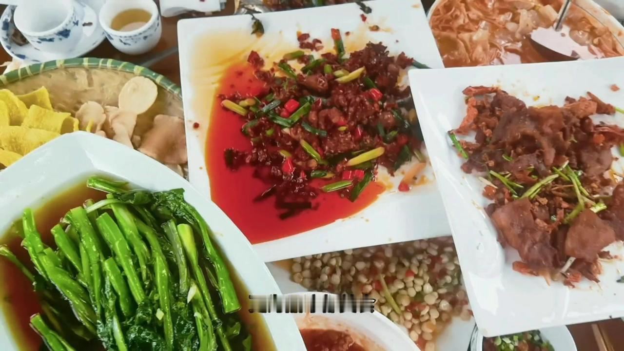 🍃六盘水宛如天然凉棚，清风沁凉，轻轻拂去暑热与烦躁。
我们几个从成都来此避暑的