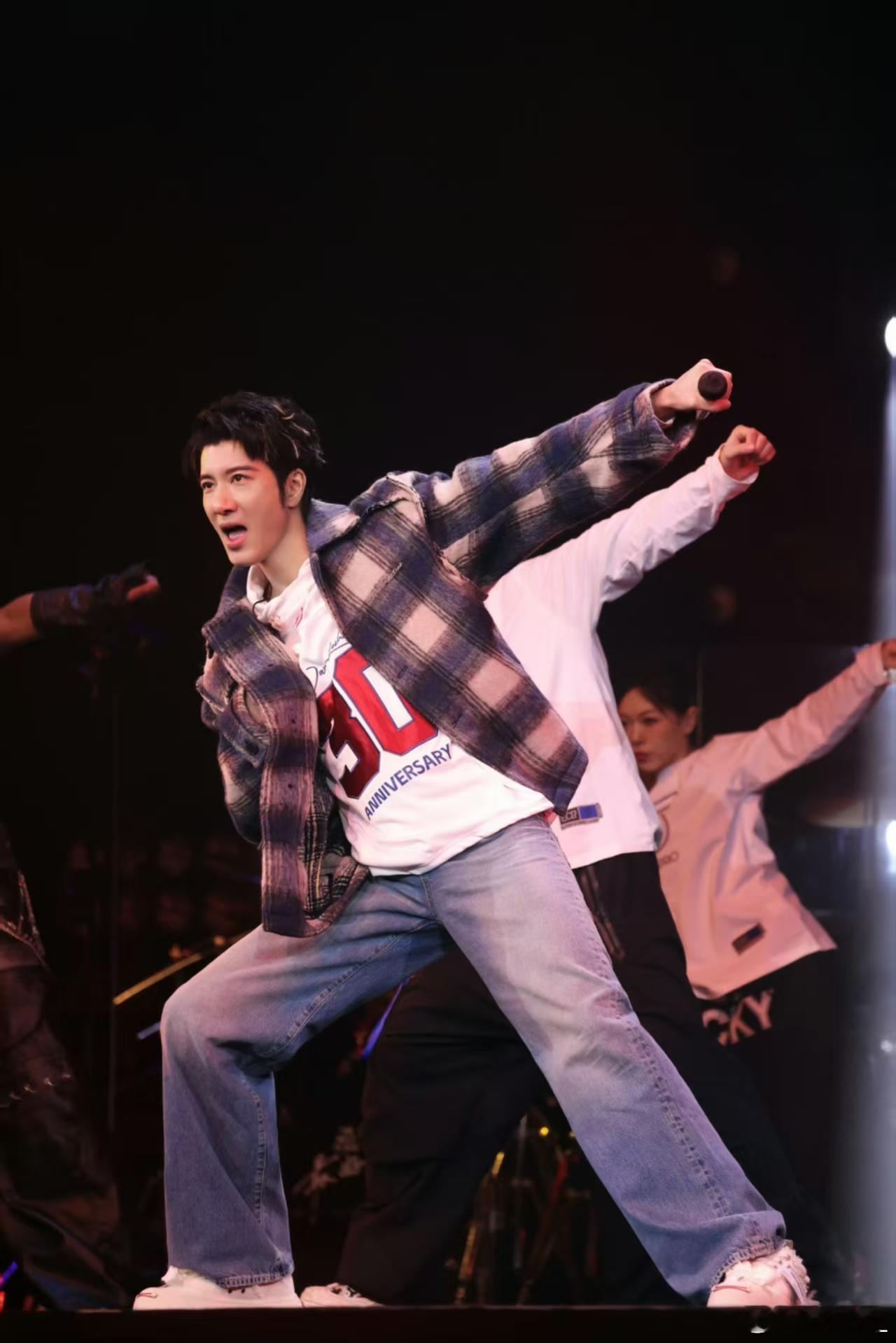 女生演唱会分享热点成信号侠 成都这场王力宏演唱会太好哭了！90后女生开热点化身“