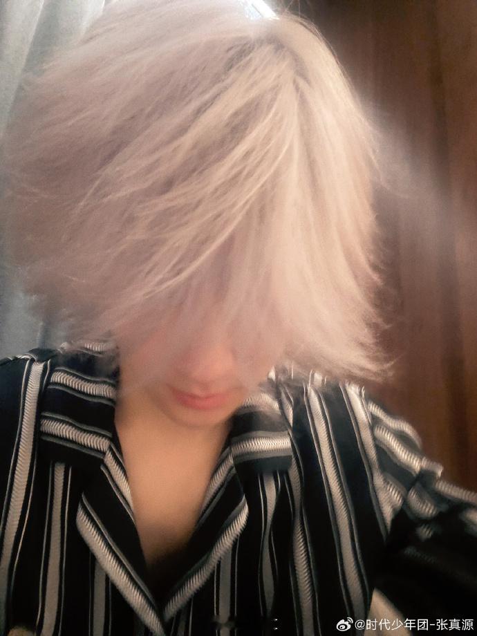 #张真源白发睡衣照##张真源白发来了# 张真源的白发如同秋天的枫叶，绚丽而多彩。