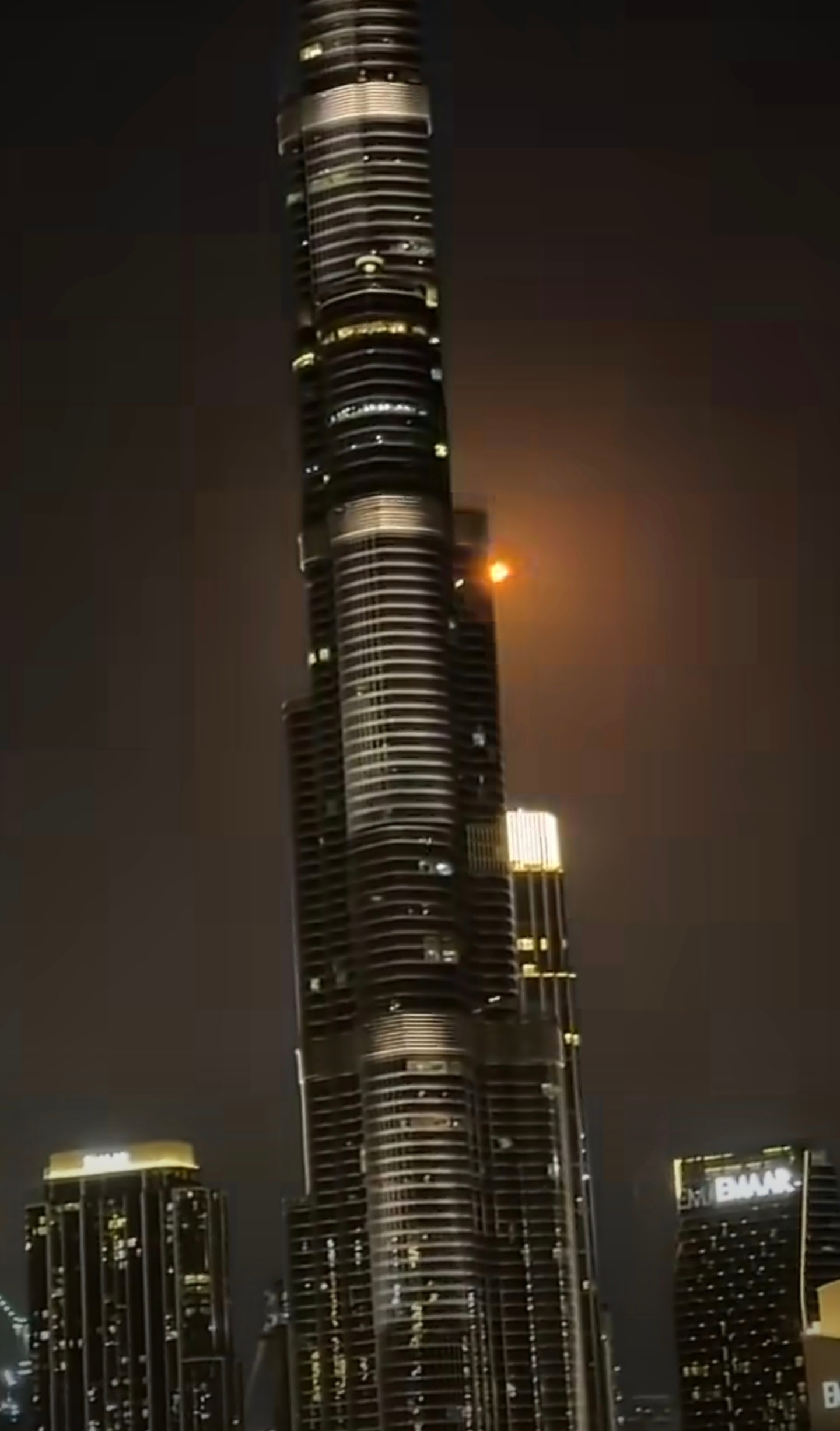 阿联酋也开始混乱了...世界第一高楼哈利法塔、帆船酒店、机场竟然都遭到了袭击，这