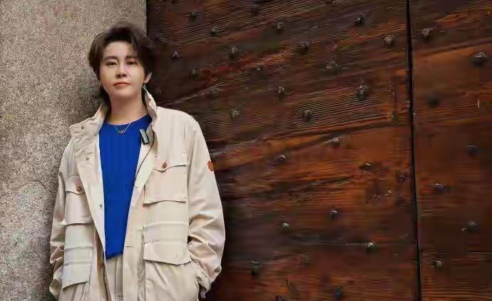 冰刀能刹停，跳舞刹不住。
王濛对着镜头摊手：全是问题。
短道速滑的弯道她闭着眼都