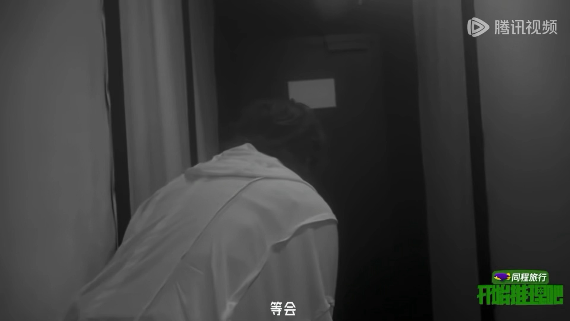 “他抓我腿啊啊啊啊啊啊啊啊啊啊”  完，上次被抓脚脖子就吱哇乱叫的，每季都有这个