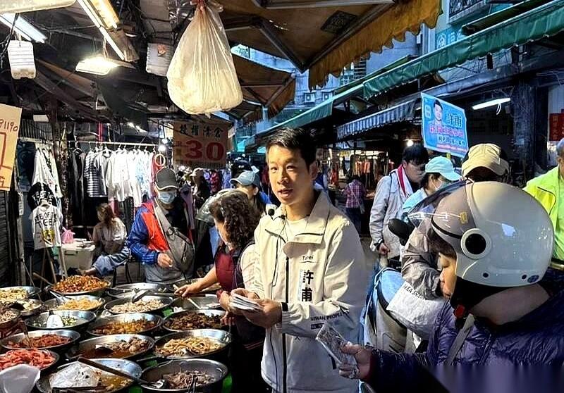 秦慧珠一句话，直接捅了马蜂窝。
当着所有人的面，她把那层窗户纸捅破了：“柯文哲的