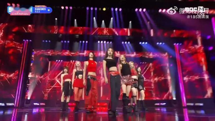 RED是懂自古红蓝出CP的 团名寓意着红火和热情，蓝色造型则带来了新的惊喜。两种