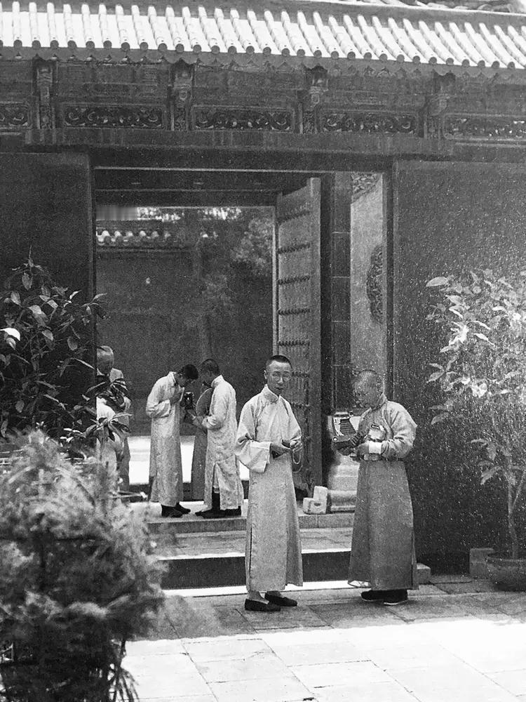 1924年，溥仪在紫禁城的一张罕见照片，此时的他已经褪去了帝王的威严刻板，神态松