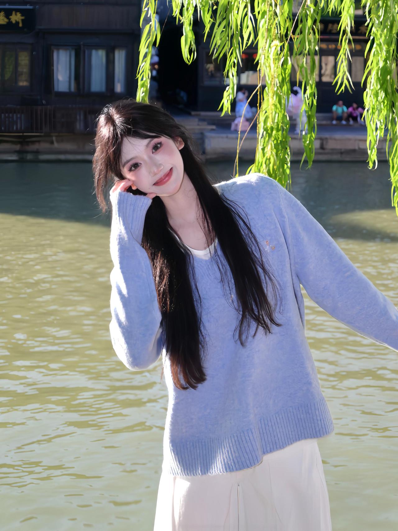 在阳光下的河畔