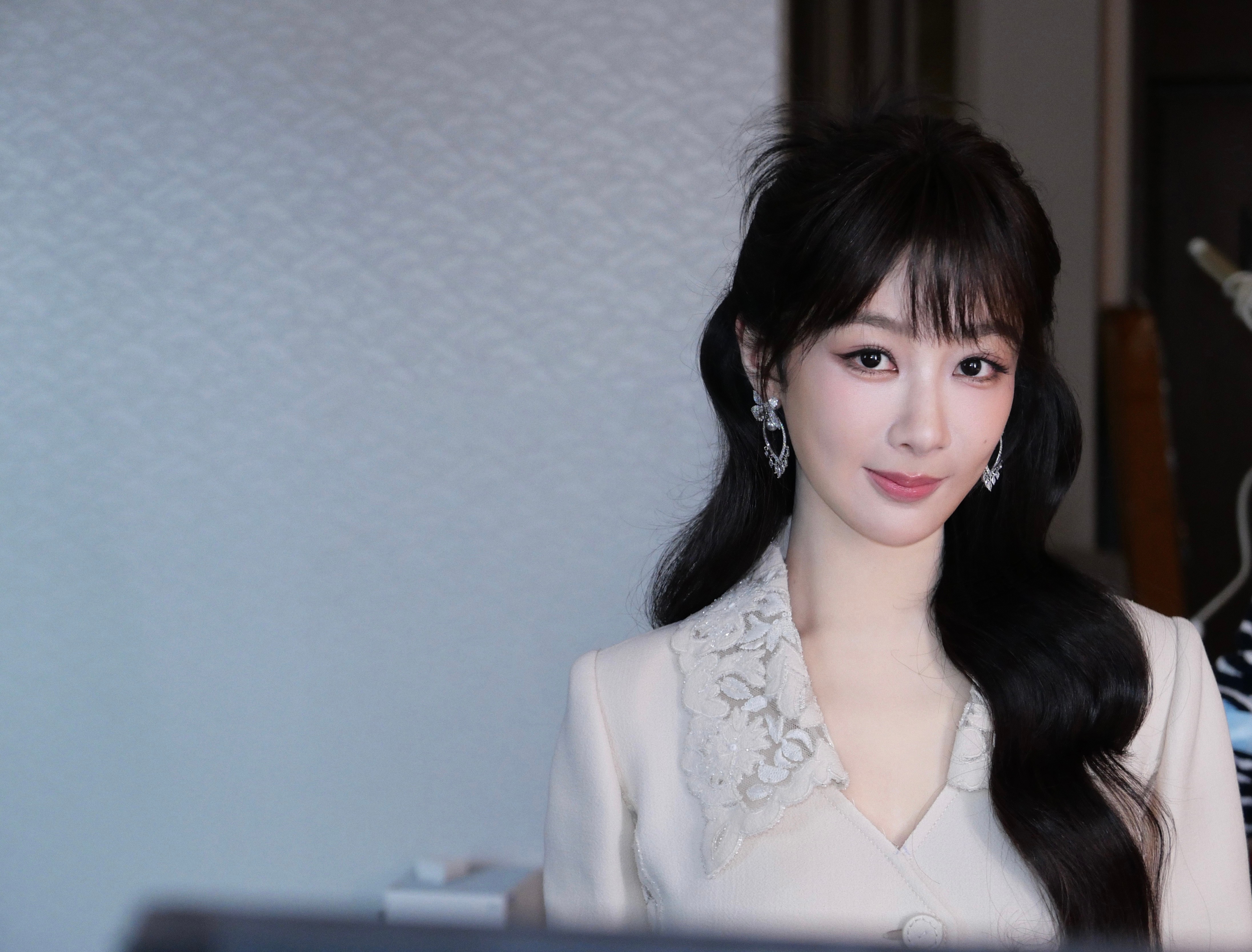 杨紫今天造型好美 