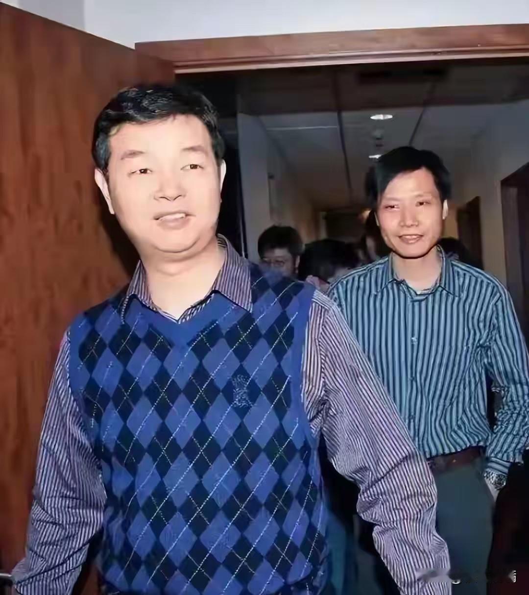雷军今年50多岁了，
还在第一线跟马斯克对线；
求伯君60多岁了，在武当山当俗家