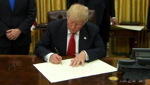 大家有没有发现

美国处处跟俄罗斯对着干

还拉着欧盟一起疯狂制裁俄罗斯，这是把