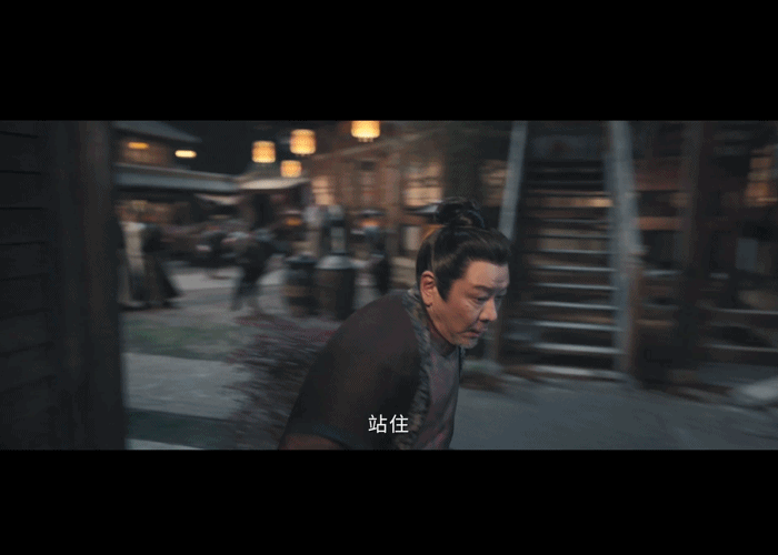 樱桃女侠在屋檐静候逃跑的花店掌柜，飞身跃起扬手几巴掌，纯武力压制瞬间制服，太精彩