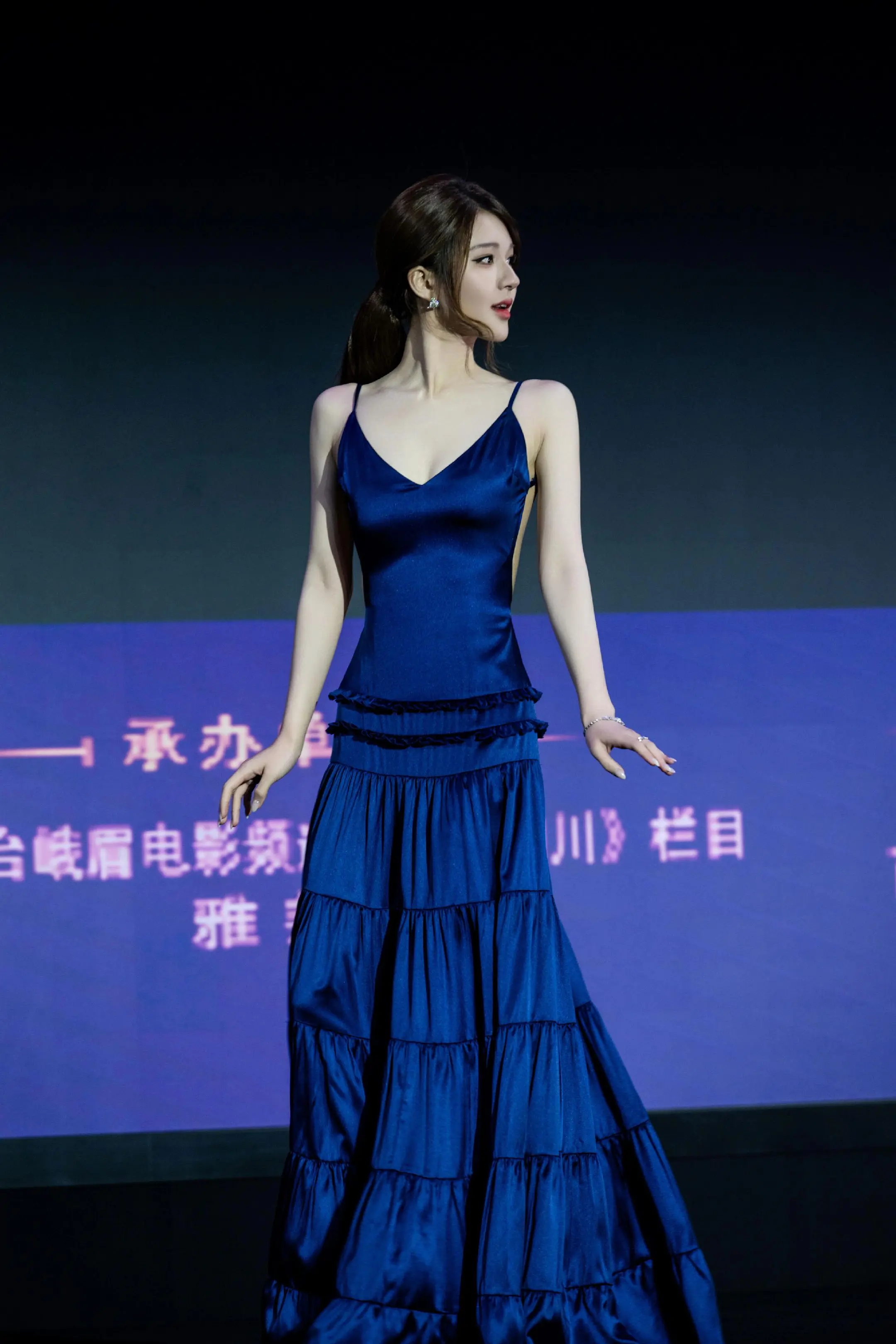 你还是那么美，顶级骨相，露思穿蓝裙真的杀疯了