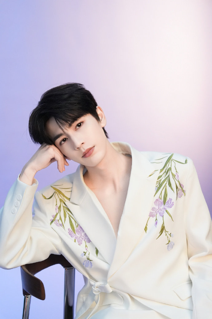 张凌赫鸢尾花刺绣西装张凌赫深V白西装 哇！ 张凌赫鸢尾花深V刺绣白西装，白西装加