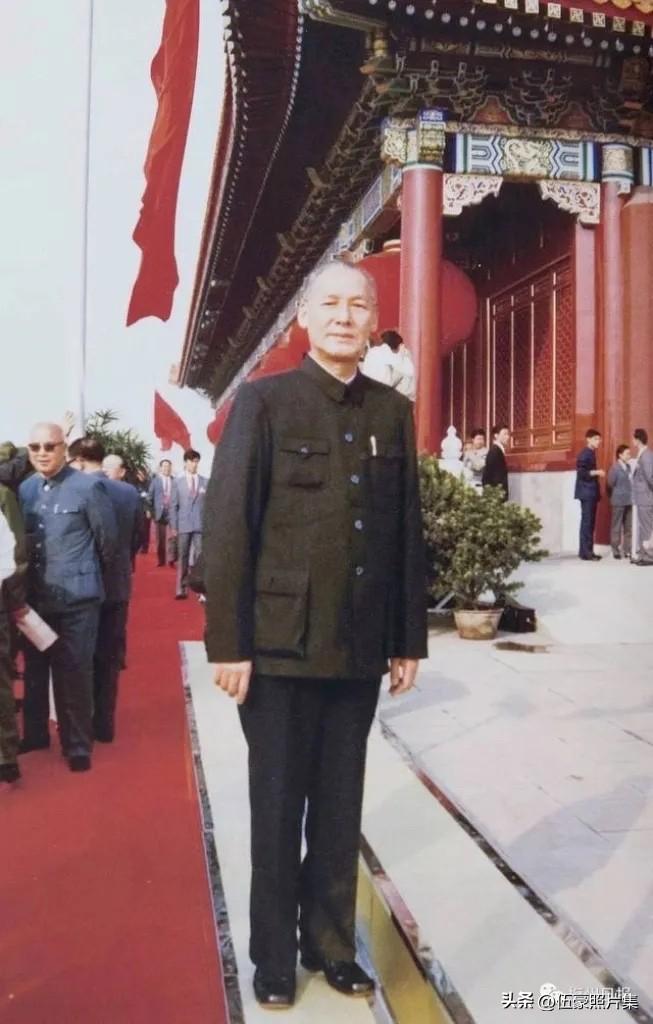 1984年，时任公安部部长兼中国人民武装警察部队第一政委的刘复之同志在天安门城楼