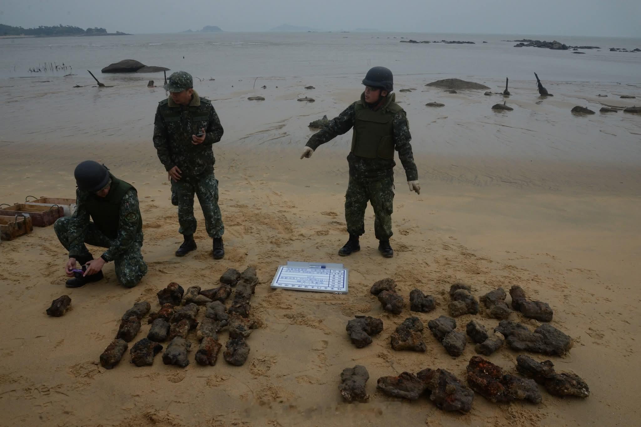 2007-2013年间在金门海滩进行排雷作业的台军金防部排雷大队工兵。2012年