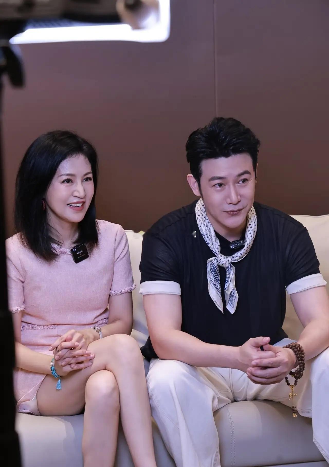 真是看不懂，就是陆毅鲍蕾夫妇了，两个人都结婚20年了，还有两个孩子，怎么感情还能