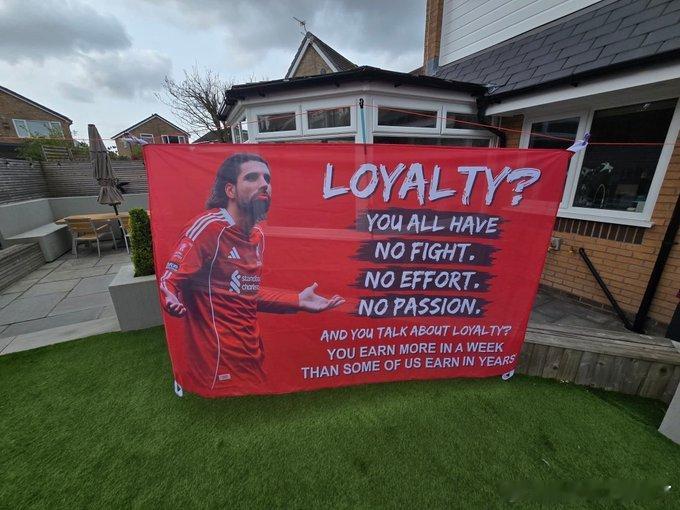 一位球迷准备了横幅：忠诚？你们全都缺乏战斗精神，没有努力，没有激情还谈什么忠诚？